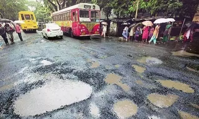 गणेशजी के आगमन और विसर्जन मार्ग के सड़कों के गड्ढों को तत्काल पाटा जाए गणेशजी के आगमन और विसर्जन मार्ग के सड़कों के गड्ढों को तत्काल पाटा जाए