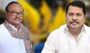 मराठा आरक्षण को लेकर अपनी-अपनी ढपली बजा रहे नेता मराठा आरक्षण को लेकर अपनी-अपनी ढपली बजा रहे नेता