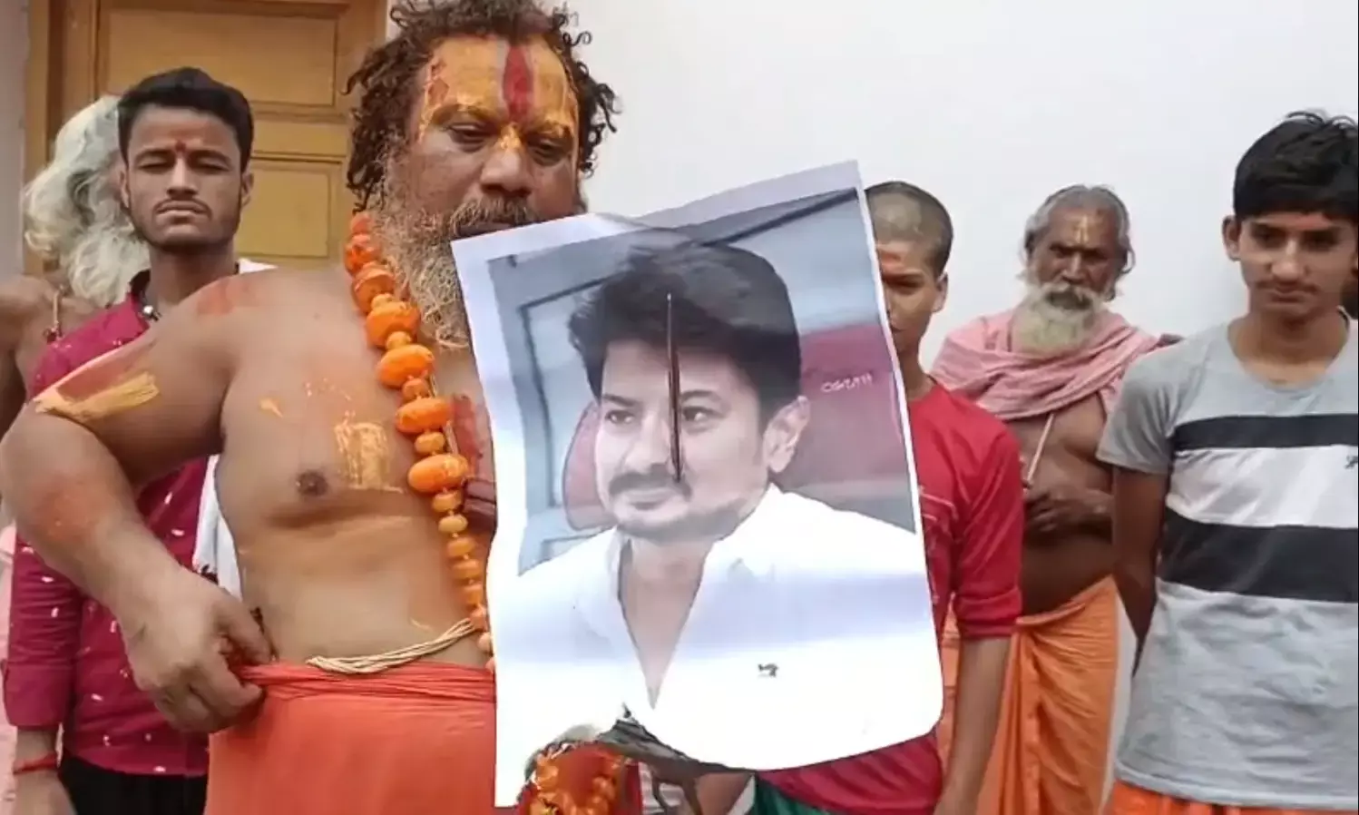 डीएमके कार्यकर्ताओं ने उदयनिधि के सिर के लिए 10 करोड़ की पेशकश करने वाले संत का पुतला जलाया