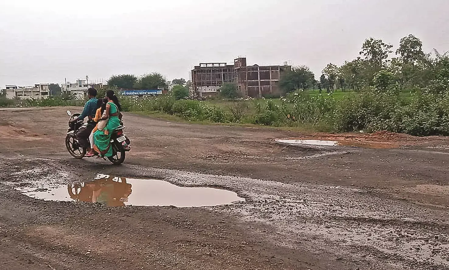 सड़क पर पड़े गड्‌ढों की मरम्मत के लिए और कितनी मौतों का इंतजार!