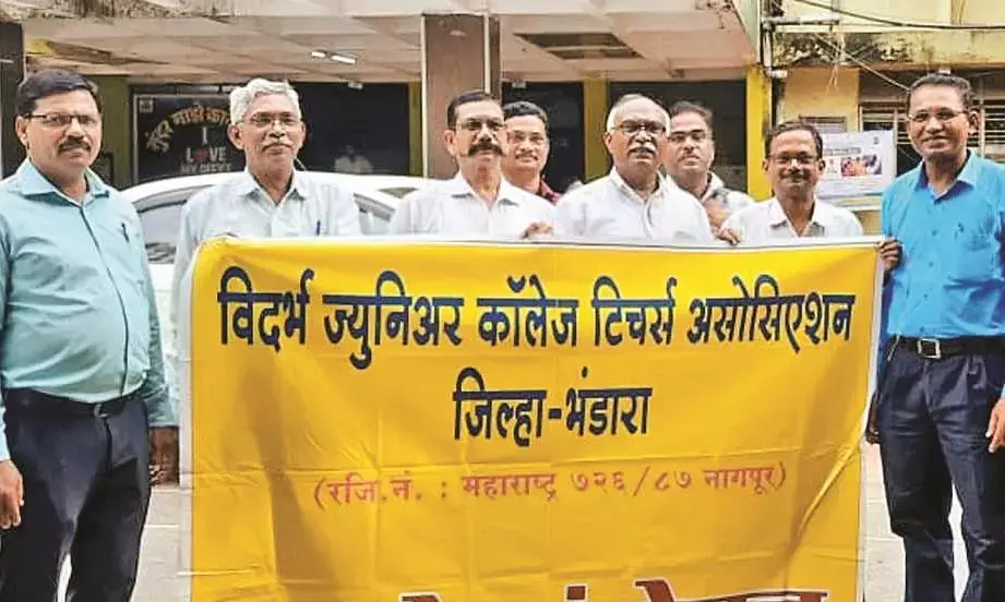 शिक्षाधिकारी कार्यालय के सामने दिया धरना, पुरानी पेंशन की मांग को लेकर शिक्षक संगठन में आक्रोश