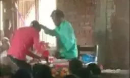 शिक्षक दिवस पर मजाक करना पड़ा भारी, गुस्से से लाल हुए टीचर ने की छात्र की जमकर कुटाई, वीडियो हुआ वायरल