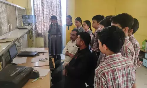 छात्र-छात्राओं ने किया लोक सेवा केंद्र का भ्रमण