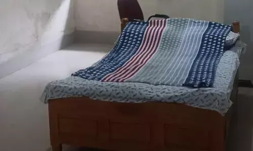 साहब ने ऑफिस को ही बना दिया बेडरूम, जाति जांच प्रमाणपत्र देखने का है काम