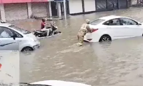हैदराबाद में भारी बारिश से लोग परेशान, सामान्य जनजीवन अस्त-व्यस्त और सड़कों पर भरा पानी