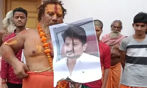 डीएमके कार्यकर्ताओं ने उदयनिधि के सिर के लिए 10 करोड़ की पेशकश करने वाले संत का पुतला जलाया डीएमके कार्यकर्ताओं ने उदयनिधि के सिर के लिए 10 करोड़ की पेशकश करने वाले संत का पुतला जलाया
