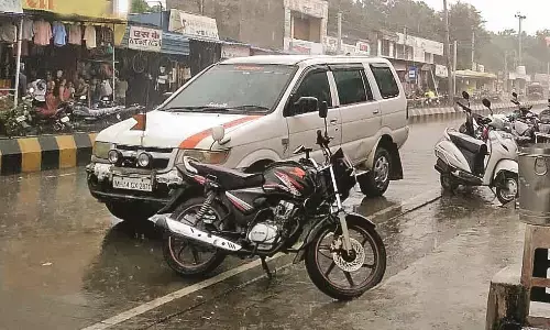 गाज ने ली दो की जान, बाढ़ में बहे दो बैल और गाय, बाल-बाल बचा किसान गाज ने ली दो की जान, बाढ़ में बहे दो बैल और गाय, बाल-बाल बचा किसान