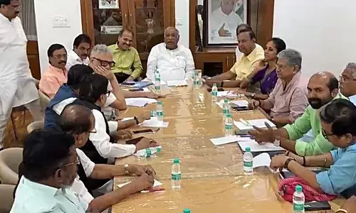 खड़गे ने इंडिया के नेताओं से मुलाकात की, सरकार से संसद के विशेष सत्र का एजेंडा बताने को कहा