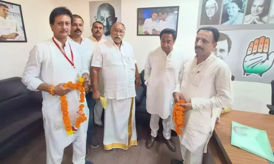 भाजपा के पूर्व विधायक महेन्द्र बागरी ने छोडी पार्टी, राजधानी पहुंचकर पूर्व मुख्यमंत्री कमलनाथ के हांथों ली कांग्रेस की सदस्यता भाजपा के पूर्व विधायक महेन्द्र बागरी ने छोडी पार्टी, राजधानी पहुंचकर पूर्व मुख्यमंत्री कमलनाथ के हांथों ली कांग्रेस की सदस्यता