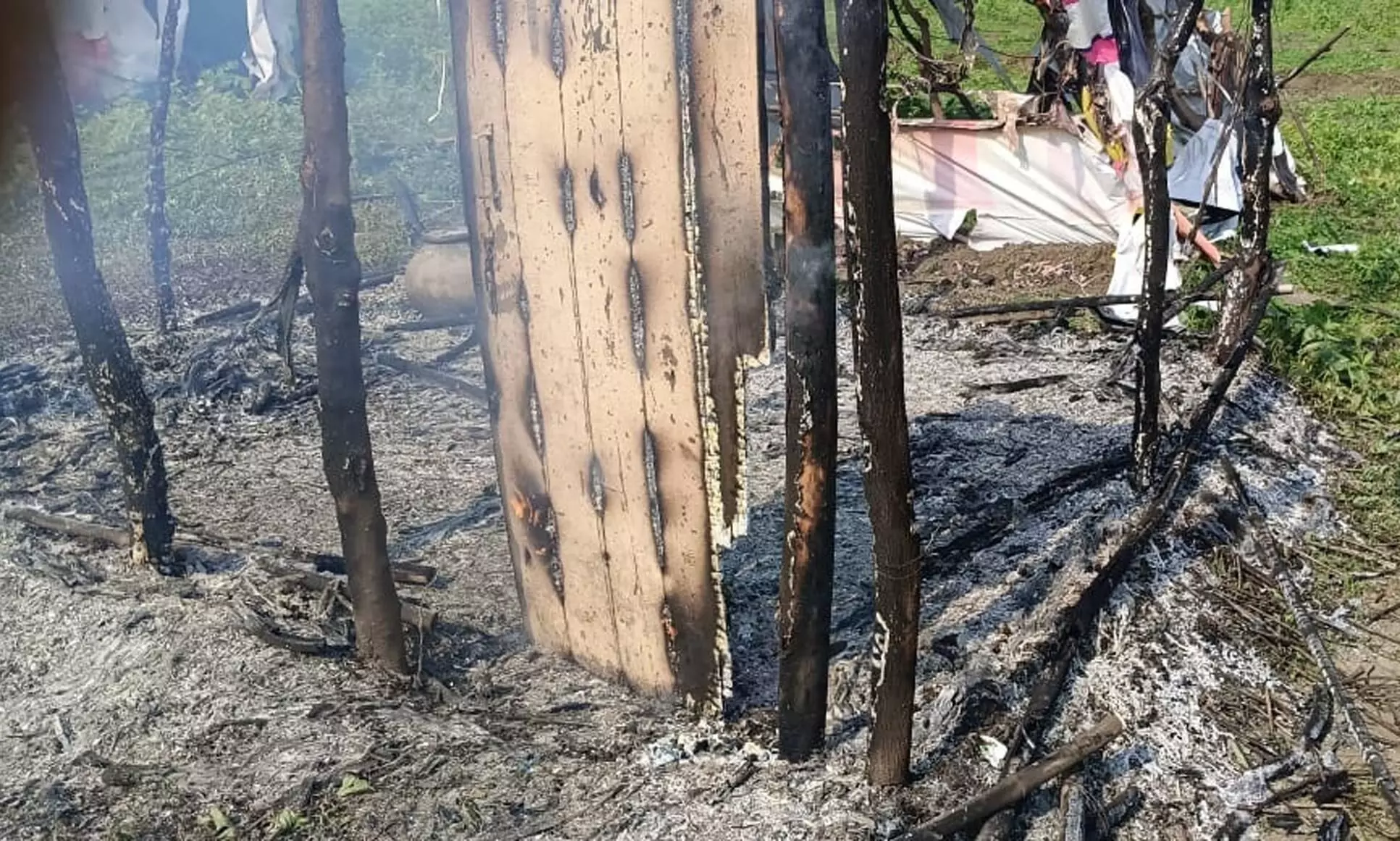 आदिवासियों की झोपड़ी जलानेवालों पर मामला दर्ज आदिवासियों की झोपड़ी जलानेवालों पर मामला दर्ज