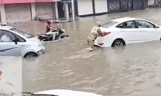 हैदराबाद में भारी बारिश से लोग परेशान, सामान्य जनजीवन अस्त-व्यस्त और सड़कों पर भरा पानी हैदराबाद में भारी बारिश से लोग परेशान, सामान्य जनजीवन अस्त-व्यस्त और सड़कों पर भरा पानी