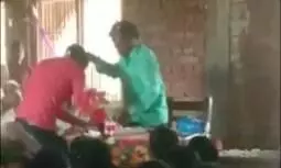 शिक्षक दिवस पर मजाक करना पड़ा भारी, गुस्से से लाल हुए टीचर ने की छात्र की जमकर कुटाई, वीडियो हुआ वायरल शिक्षक दिवस पर मजाक करना पड़ा भारी, गुस्से से लाल हुए टीचर ने की छात्र की जमकर कुटाई, वीडियो हुआ वायरल