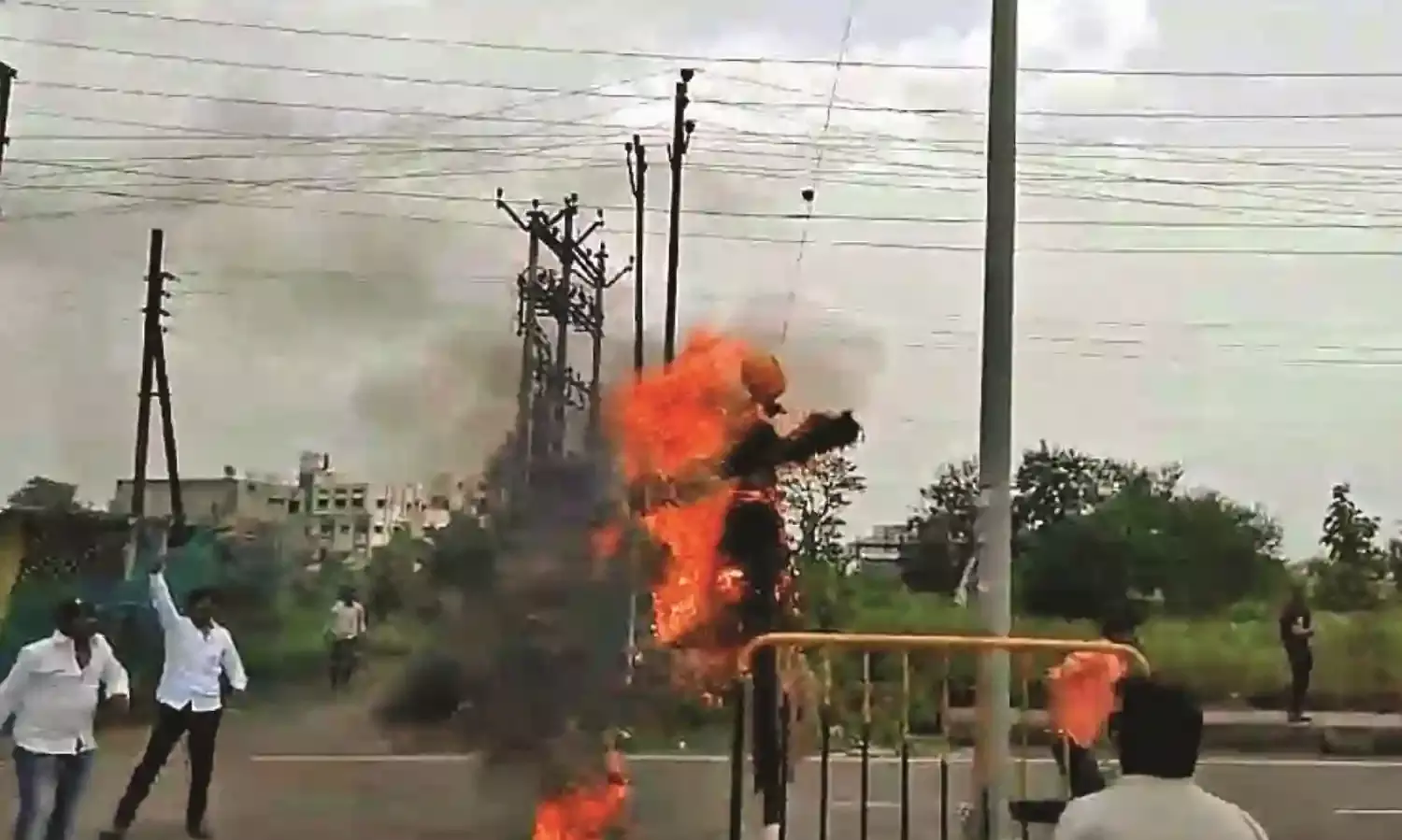 होटल में तोड़फोड़, फूंका पुतला, जलाए टायर