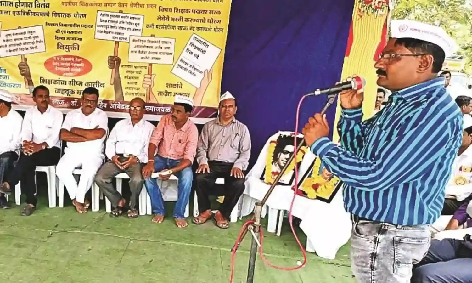 हमें पढ़ाने दो, बच्चों को कुछ सिखाने दो, शिक्षकों ने दिया धरना