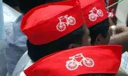 घोसी उपचुनाव के नतीजे से पहले ईवीएम की रखवाली में जुटे सपा कार्यकर्ता