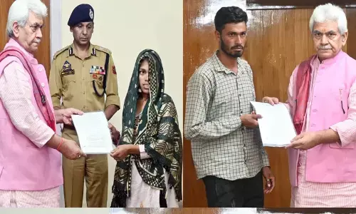 जम्मू-कश्मीर एलजी ने मृत नागरिकों के परिजनों को नियुक्ति पत्र सौंपे