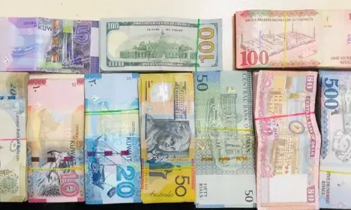 सीमा पार भुगतान में स्थानीय मुद्राओं का उपयोग उभरते बाजारों को वैश्विक झटकों से बचा सकता है : आरबीआई गवर्नर सीमा पार भुगतान में स्थानीय मुद्राओं का उपयोग उभरते बाजारों को वैश्विक झटकों से बचा सकता है : आरबीआई गवर्नर