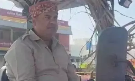 ट्रैक्टर पर चढ़कर सड़ी फसल लेकर उत्तराखंड विधानसभा पहुंचे निर्दलीय विधायक उमेश कुमार ट्रैक्टर पर चढ़कर सड़ी फसल लेकर उत्तराखंड विधानसभा पहुंचे निर्दलीय विधायक उमेश कुमार