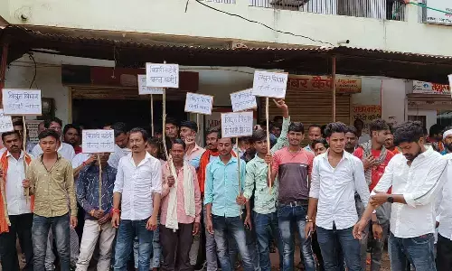 बिजली समस्या को लेकर लोगों ने किया विद्युत कार्यालय का घेराव बिजली समस्या को लेकर लोगों ने किया विद्युत कार्यालय का घेराव