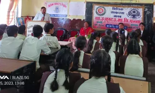शिक्षक दिवस पर विद्यालय में आयोजित हुआ विधिक साक्षरता शिविर