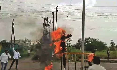 होटल में तोड़फोड़, फूंका पुतला, जलाए टायर होटल में तोड़फोड़, फूंका पुतला, जलाए टायर