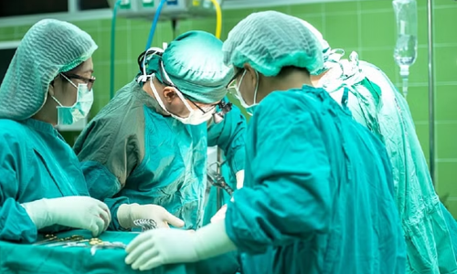 आंखो में तेज दर्द की शिकायत लेकर शख्स पहुंचा अस्पताल, डॉक्टर्स को टेस्ट में दिखी कुछ ऐसी अजीबोगरीब चीज, जिसे जानकर आप रह जाएंगे दंग