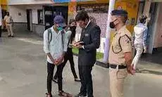 पुणे रेलवे ने बेटिकटों से वसूला डेढ़ करोड़ का जुर्माना पुणे रेलवे ने बेटिकटों से वसूला डेढ़ करोड़ का जुर्माना