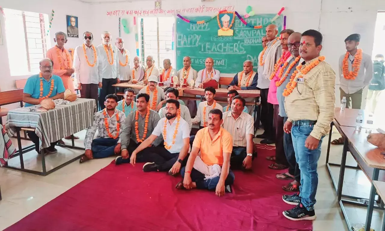 विद्यालय में शिक्षक दिवस पर किया गया शिक्षकों का सम्मान