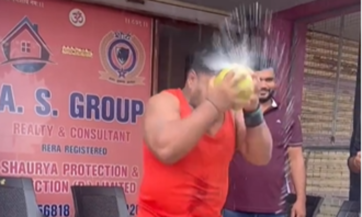 हाथ और माथे से नारियल फोड़ रहे शख्स का वीडियो वायरल, लोग हुए हक्के-बक्के!