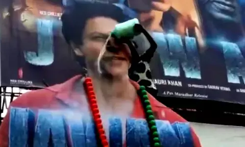 हैदराबाद के थिएटर में प्रशंसकों ने शाहरुख के पोस्‍टर को दूध से नहलाया