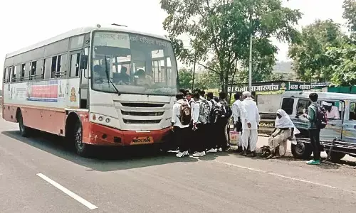 बाजारगांव सर्विस रोड : बड़े खतरे ही खतरे, बस चालक की मनमानी   से छात्रों का सफर डरावना