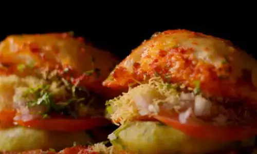 जनमाष्टमी के व्रत के बाद कुछ चटपटा खाने का मन कर रहा है तो ट्राई करें मुंबई का फेमस स्ट्रीट फूड मसाला पेटिस पाव