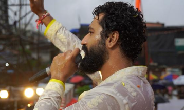 विक्की कौशल ने अपनी फिल्म द ग्रेट इंडियन फैमिली की रिलीज से पहले दही हांडी उत्सव का आनंद लिया