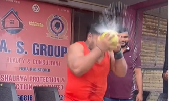 हाथ और माथे से नारियल फोड़ रहे शख्स का वीडियो वायरल, लोग हुए हक्के-बक्के!