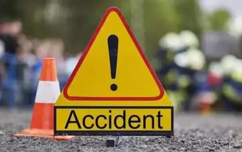 प्रतापगढ़ में ट्रक ने मारी मोटरसाइकिल को टक्कर, दो की मौत प्रतापगढ़ में ट्रक ने मारी मोटरसाइकिल को टक्कर, दो की मौत