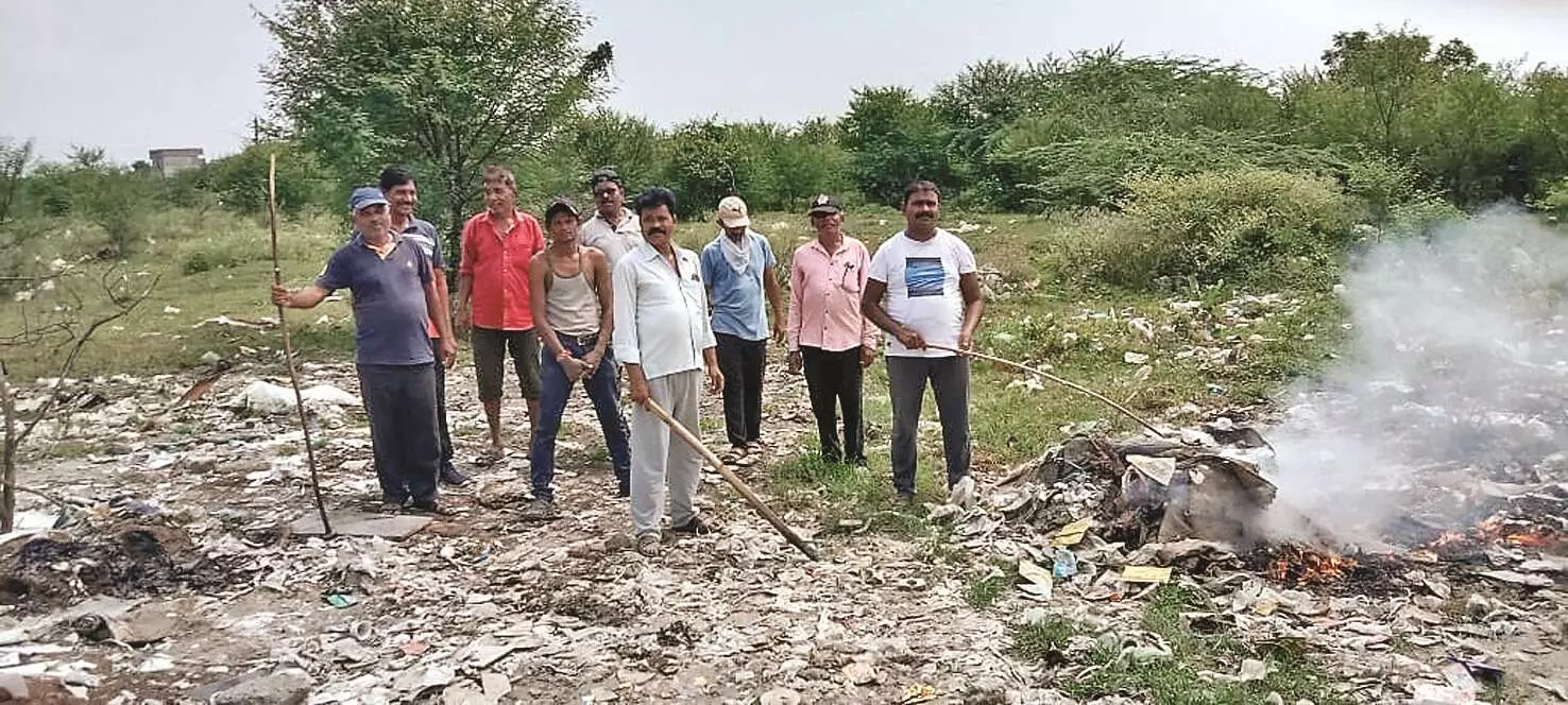 डेंगू से बचने पाटील नगर वासियों ने किया श्रमदान डेंगू से बचने पाटील नगर वासियों ने किया श्रमदान
