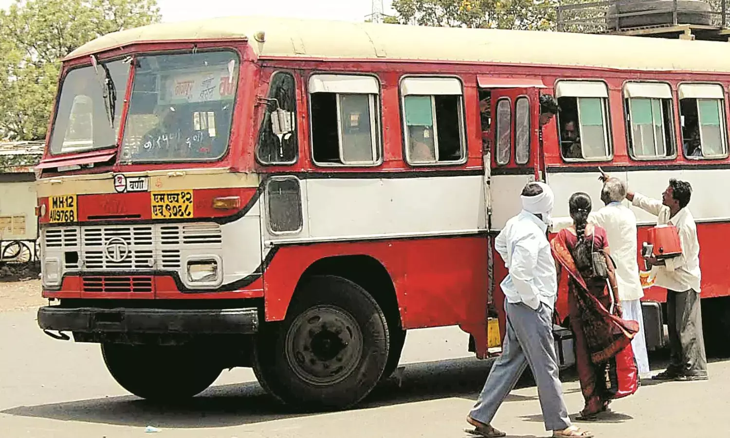 मराठवाड़ा के लिए एसटी की बसें शुरू, यात्रियों ने ली राहत की सांस