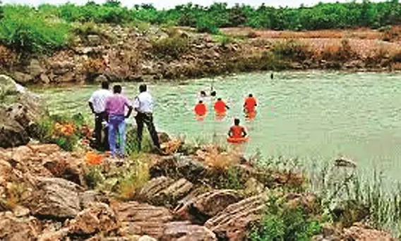 वाकी नदी किनारे पुलिस ने घोषित किया डेंजर जोन