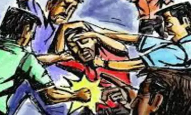 दुकानदार ने बुजुर्गो से की मारपीट, आदिवासी समाज ने किया प्रदर्शन