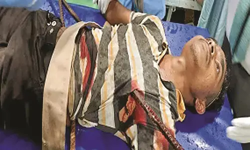 जख्मी युवक के सीने और पेट में घुसीं लोहे की छड़ें, सेवन स्टार के डॉक्टरों ने दिया जीवन