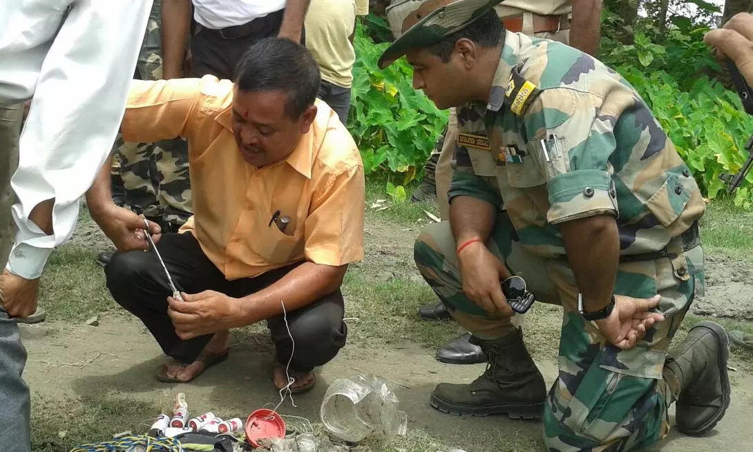बिहार में नक्सलियों की बड़ी साजिश नाकाम, 2 शक्तिशाली केन आईईडी बम बरामद बिहार में नक्सलियों की बड़ी साजिश नाकाम, 2 शक्तिशाली केन आईईडी बम बरामद