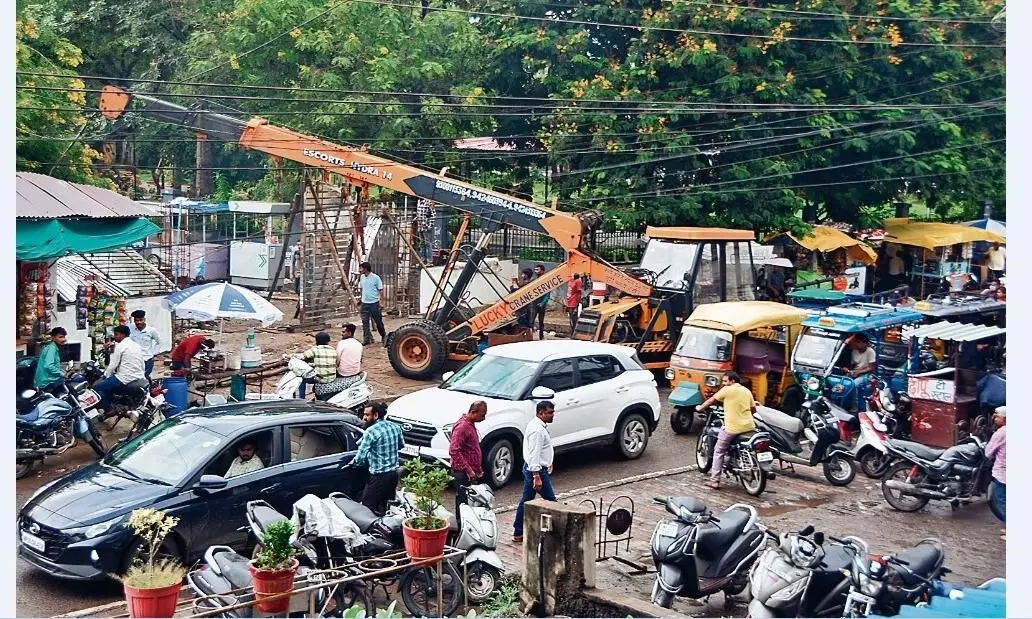 गेट लगाने के लिए बीच सड़क पर ही खड़ी कर दी जेसीबी, लगा जाम गेट लगाने के लिए बीच सड़क पर ही खड़ी कर दी जेसीबी, लगा जाम