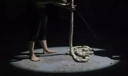 रायपुर की एयरहोस्टेस की हत्या के आरोपी ने मुंबई पुलिस लॉक-अप में लगाई फांसी रायपुर की एयरहोस्टेस की हत्या के आरोपी ने मुंबई पुलिस लॉक-अप में लगाई फांसी