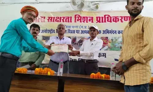 साक्षरता मिशन में उत्कृष्ट कार्य करने वाले शिक्षक का हुआ सम्मान साक्षरता मिशन में उत्कृष्ट कार्य करने वाले शिक्षक का हुआ सम्मान