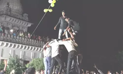 कृष्ण जन्मोत्सव पर मटकी फोड़ प्रतियोगिता का हुआ आयोजन