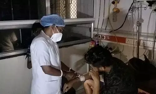 अस्पताल की बत्ती गुल, मोबाइल के टॉर्च की रोशनी में मरीजों को दिया इलाज