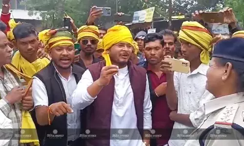 दुकानदार ने बुजुर्गो से की मारपीट, आदिवासी समाज ने किया प्रदर्शन दुकानदार ने बुजुर्गो से की मारपीट, आदिवासी समाज ने किया प्रदर्शन