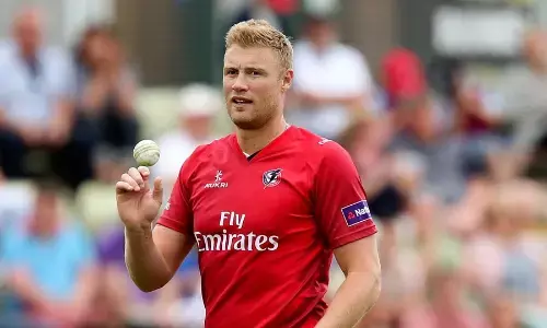 टॉप गियर दुर्घटना के बाद इंग्लैंड के सहयोगी स्टाफ सदस्य के रूप में एंड्रयू फ्लिंटॉफ पहली बार सार्वजनिक रूप से उपस्थित हुए