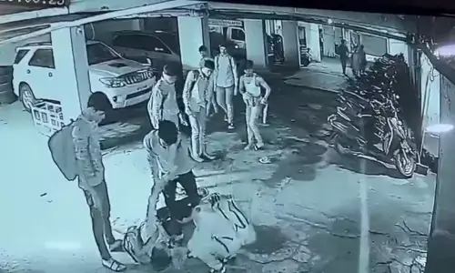 हैदराबाद में परीक्षा प्रैक्टिस पेपर साझा नहीं करने पर छात्र को सहपाठी ने  बेरहमी से पीटा