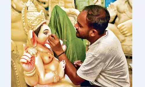 मुनाफा कमाने के चक्कर में मँगवाई जाती हैं मूर्तियाँ, जो पर्यावरण के लिए हैं घातक